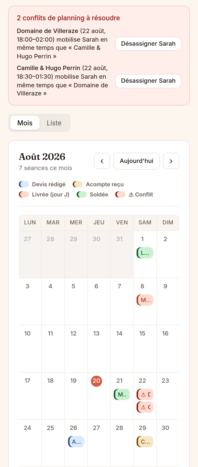 Le calendrier de Bornia : un mois de réservations colorées selon leur avancement, et deux conflits de planning détectés, expliqués et résolus d'un bouton.